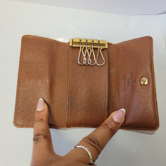 Louis Vuitton Monogram Multicles 4 Key Holder - Picture 4 of 10